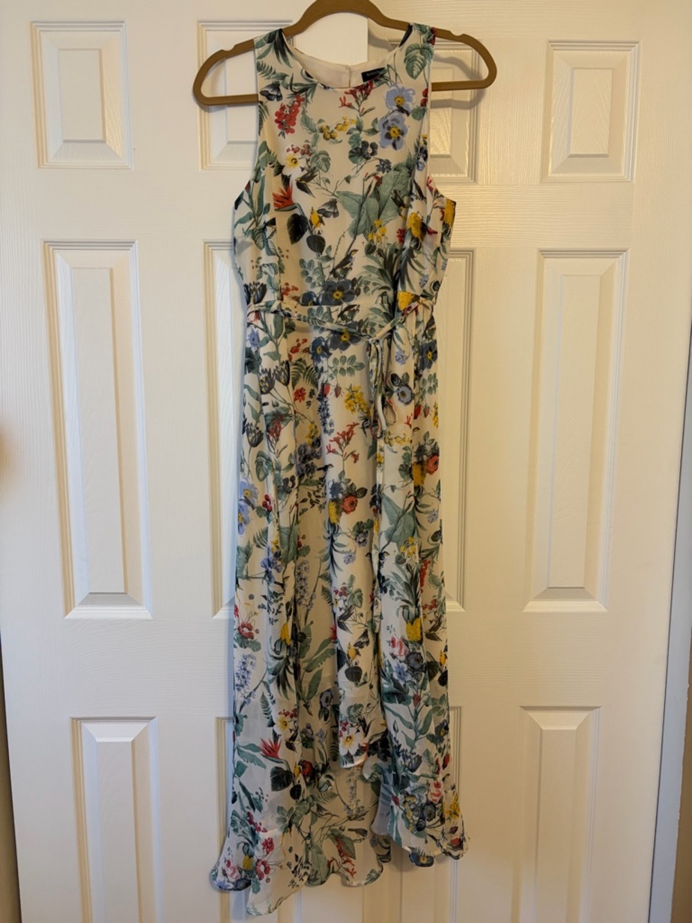 Banana republic medium Floral Sleeveless Cream Maxi Dress with Tie Waist
